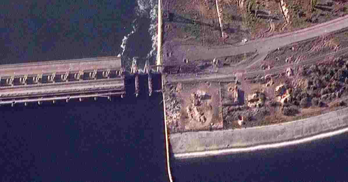 Росіяни завдали удару по греблі у Новій Каховці — супутникові знімки Росіяни завдали удару по греблі у Новій Каховці — супутникові знімки