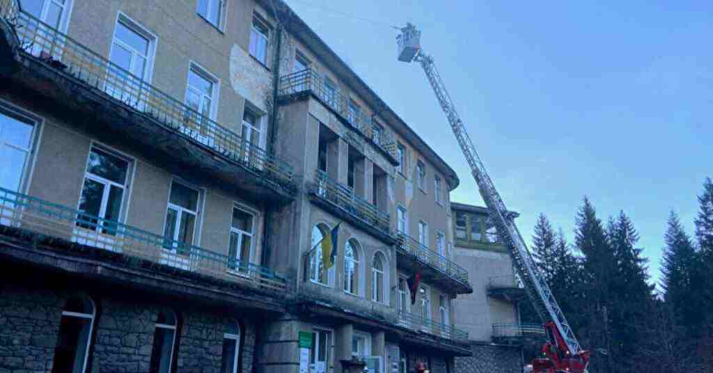 На Прикарпатті спалахнула пожежа в санаторії: евакуювали понад 100 людей