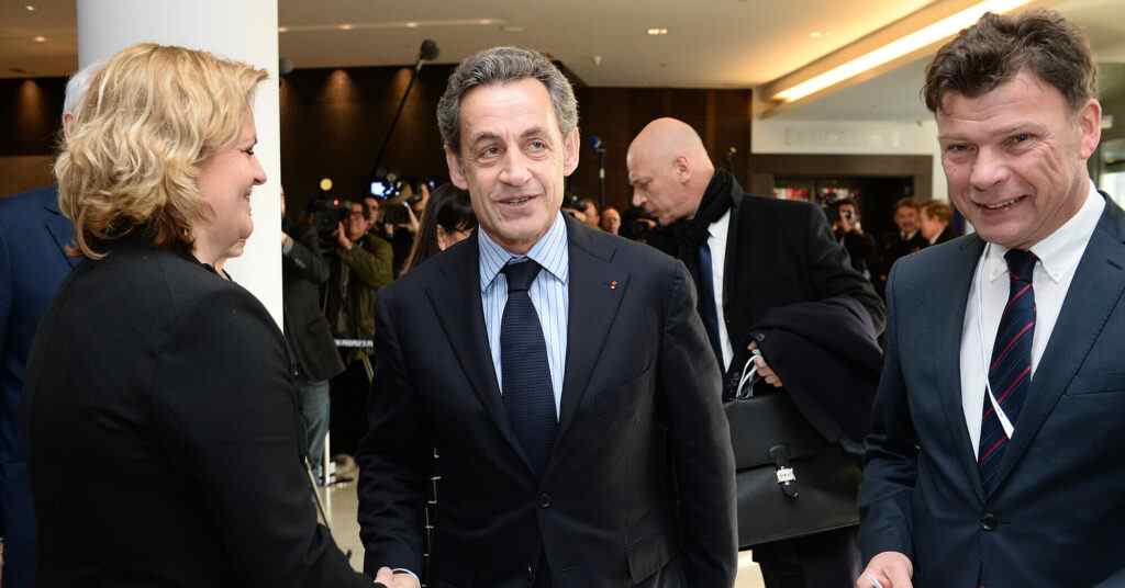 Колишнього президента Франції Саркозі достроково звільнили та зняли браслет