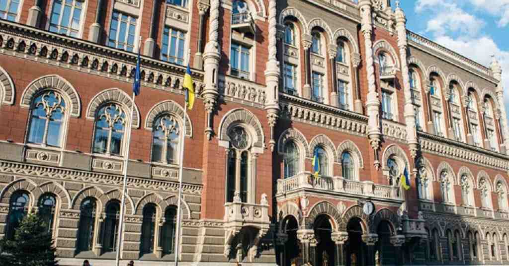 Українці стали менше купувати валюту та більше її продавати – НБУ