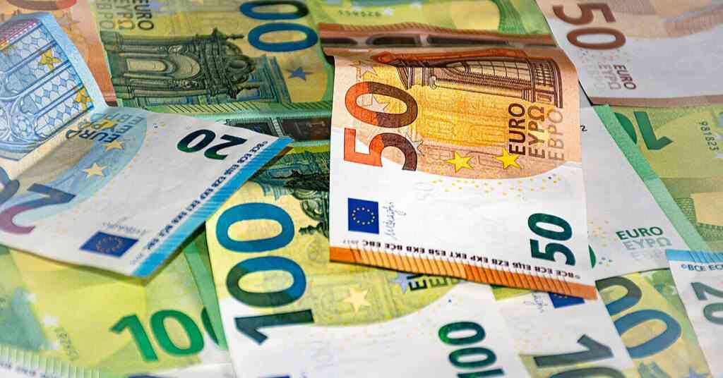 Курс євро знижується: час купувати чи продавати?