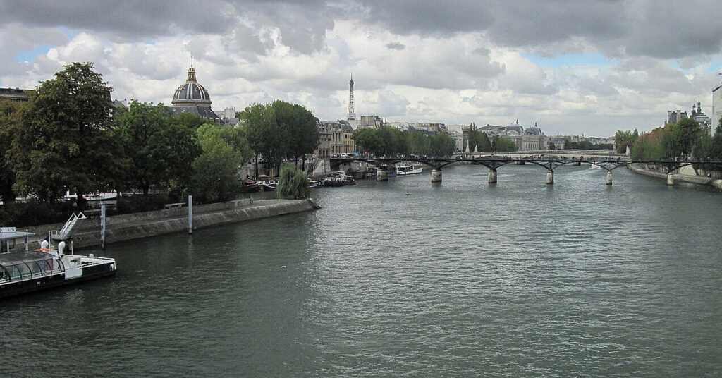 У Парижі після більш ніж 100-річної заборони дозволили купатися у Сені