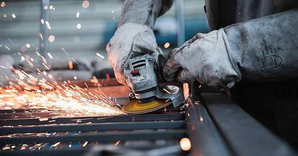 Чому безробітні не можуть знайти роботу, а бізнес – працівників