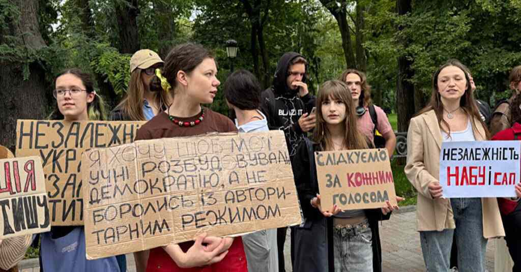 Біля Ради акція протесту за повернення незалежності НАБУ і САП