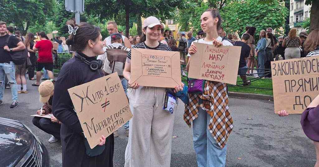 У низці міст України триває третій день протестів проти законопроєкту про НАБУ та САП (Оновлено)