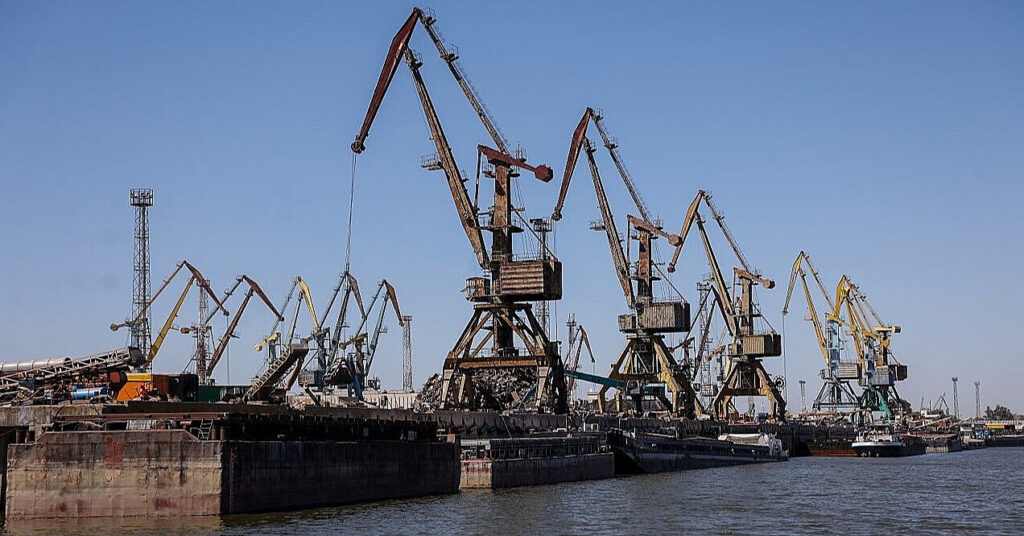 Окупанти вночі масовано атакували портову інфраструктуру Миколаєва