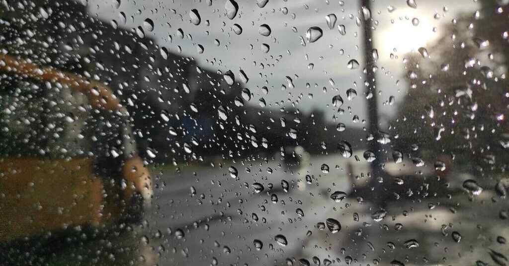 Впав будівельний кран, зламані дерева та потоп: Київ накрив ураган