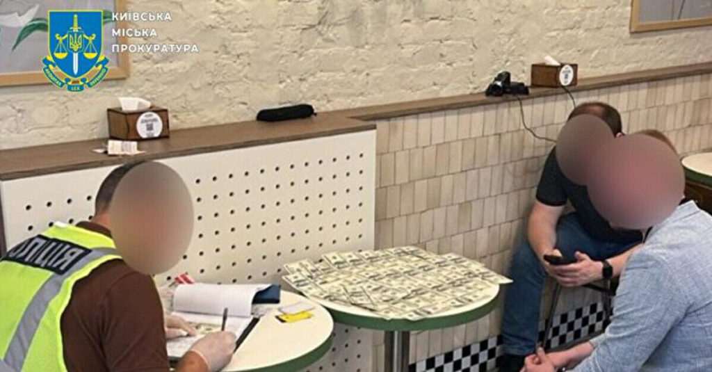 ​Працівник суду пропонував колегам за 00 вирішити питання з оновленням даних в ТЦК