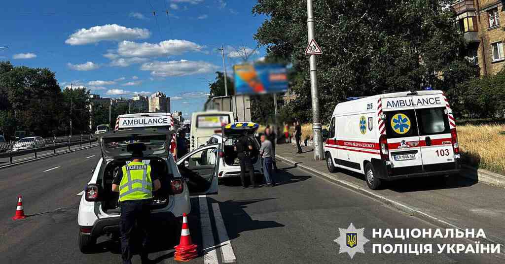 У Києві маршрутка влетіла у вантажівку: постраждали 9 людей