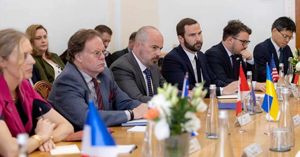 ОП зібрав послів G7 без телефонів, щоб відволікти від ухвалення закону про НАБУ – Железняк