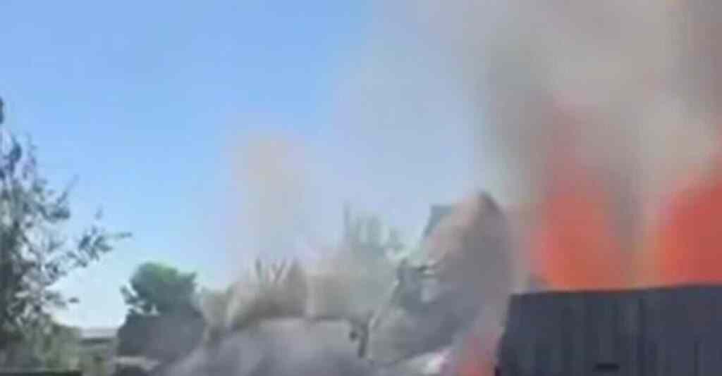 У Росії впав біля житлового будинку літак і спалахнув