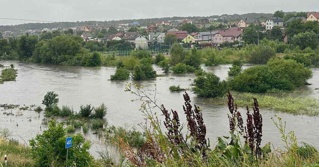 У Львові через сильні дощі може підтопити частину міста