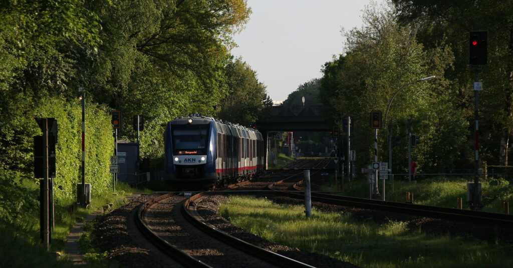У Німеччині зійшов з рейок пасажирський потяг: є загиблі та поранені