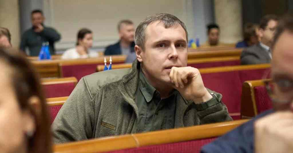 Поганий сигнал РФ та суспільству – нардеп Костенко висловився про зміну уряду