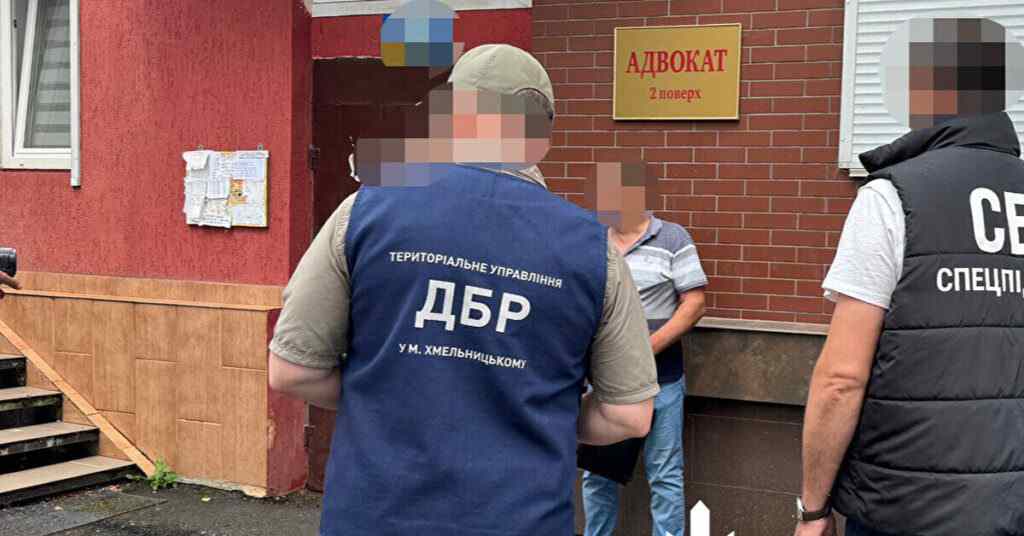 Посадовця податкової Хмельниччини підозрюють у отриманні 200 тис грн хабаря