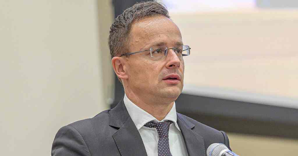 Сійярто заявив, що Угорщина не фінансуватиме постачання зброї США для України