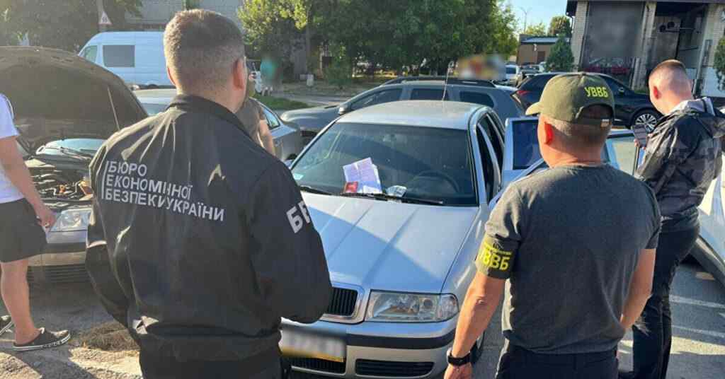 На Львівщині викрили ділків, які продавали “гуманітарні” автівки для ЗСУ