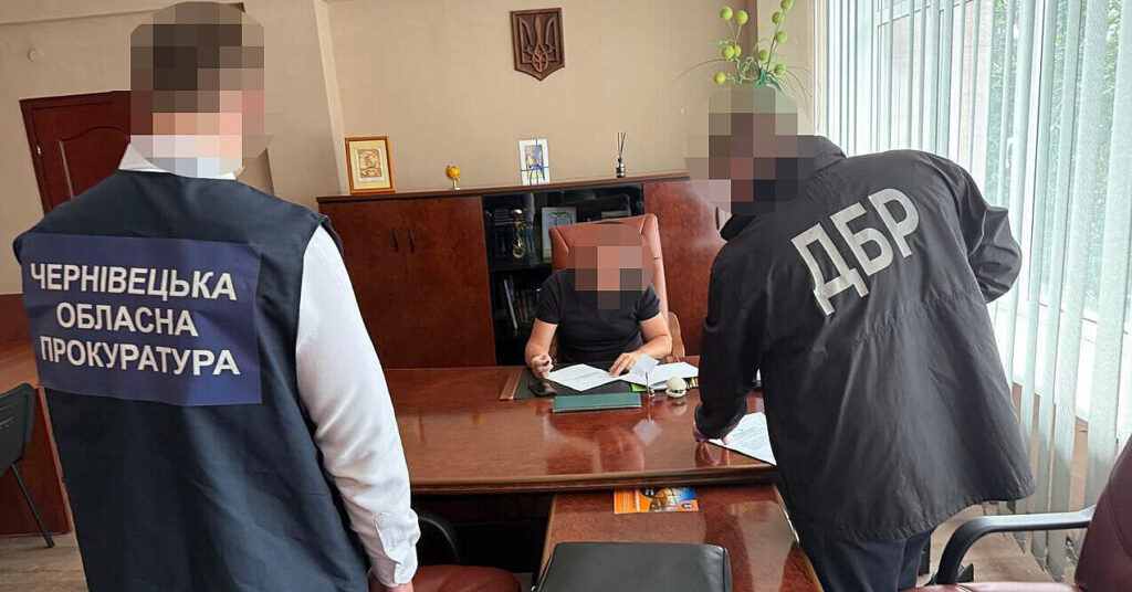 Екскерівник Чернівецького Держгеокадастру незаконно роздав землі на 2 млн грн