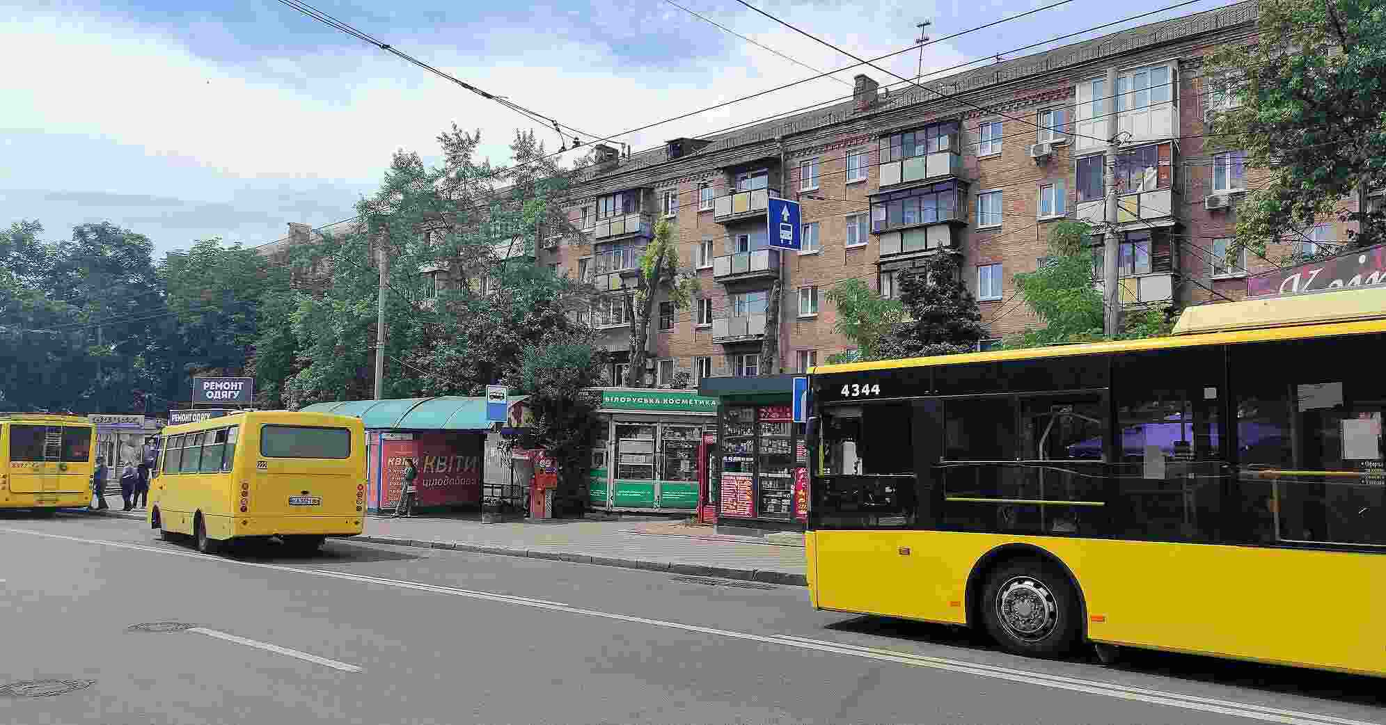 У Києві через обстріл громадський транспорт курсує зі змінами