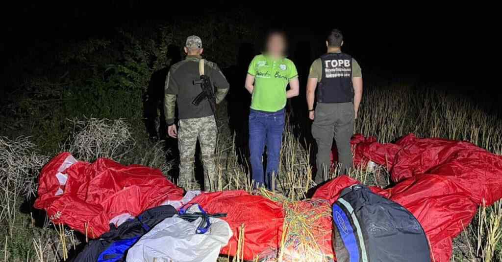 Прикордонники затримали чоловіка, який намагався потрапити до Молдови на параплані Прикордонники затримали чоловіка, який намагався потрапити до Молдови на параплані