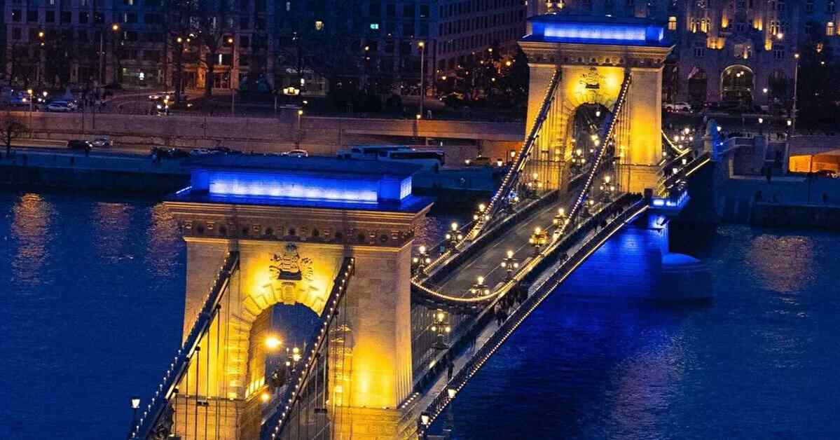 У Орбана обурились підсвіченим в кольори українського прапора мостом у Будапешті У Орбана обурились підсвіченим в кольори українського прапора мостом у Будапешті