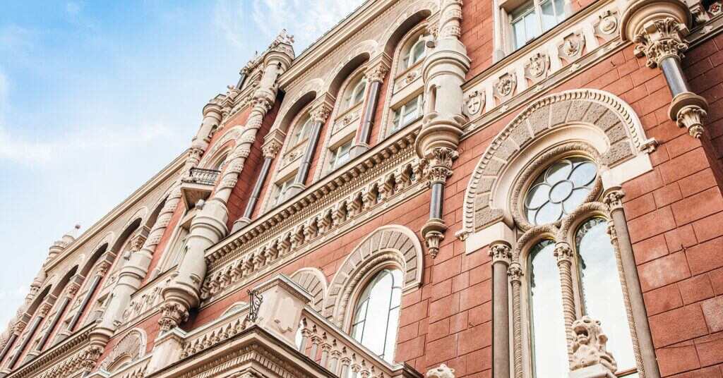 НБУ частково дозволив виводити валюту з України, але з умовою