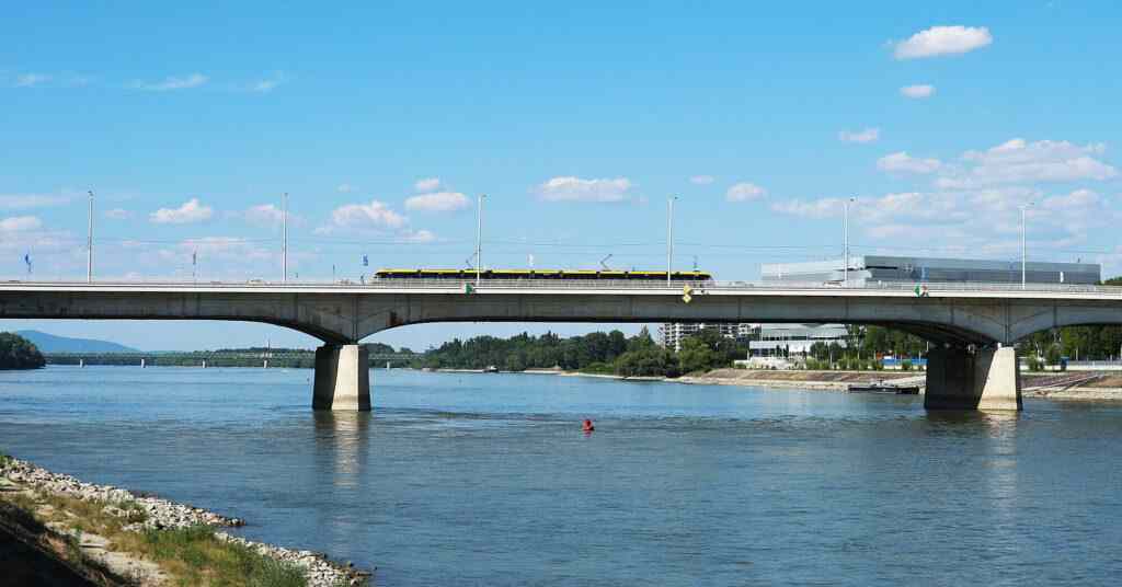 Україна та Румунія хочуть активізувати міст через Тису