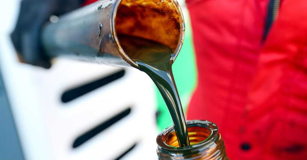 В Єврокомісії розповіли, коли почнуть застосовувати нову стелю ціни на нафту з РФ