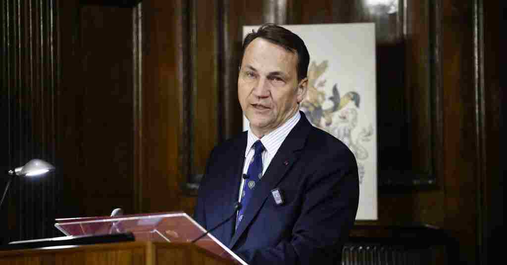 Сікорський нагадав Сійярто, що Угорщина може отримувати нафту без Росії