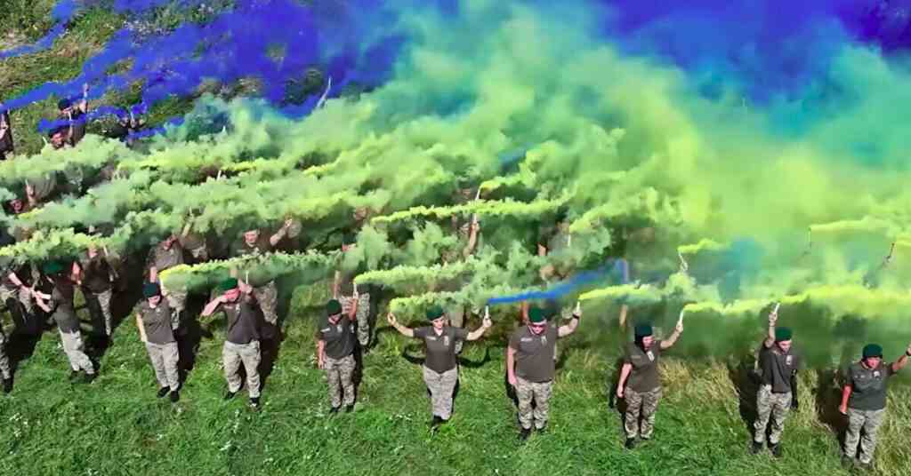 Прикордонники провели символічну акцію, створивши живий прапор України