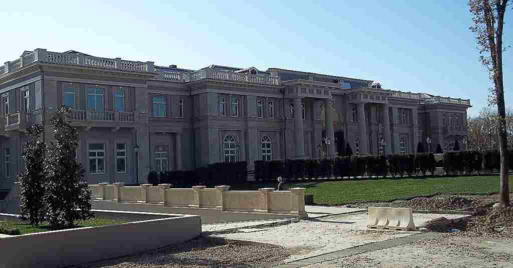 Площа пожежі біля палацу Путіна збільшилася, вогонь уже за кілометр від виноробні – ЗМІ