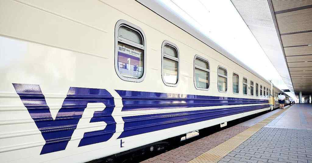 Частина потягів затримуються до трьох годин через обстріли – “Укрзалізниця”