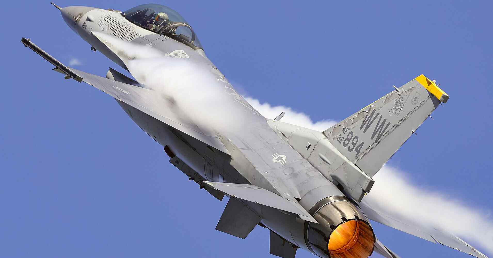 У Польщі під час репетиції авіашоу розбився F-16, пілот загинув У Польщі під час репетиції авіашоу розбився F-16, пілот загинув