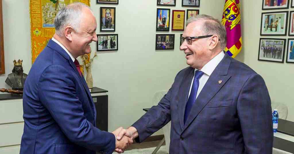 Додон потиснув руку послу Росії і помріяв про “стратегічне партнерство” Додон потиснув руку послу Росії і помріяв про “стратегічне партнерство”