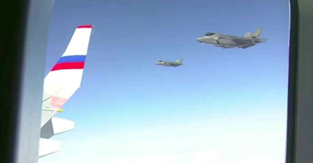Кремль показав, як винищувачі США супроводжували Путіна з Аляски