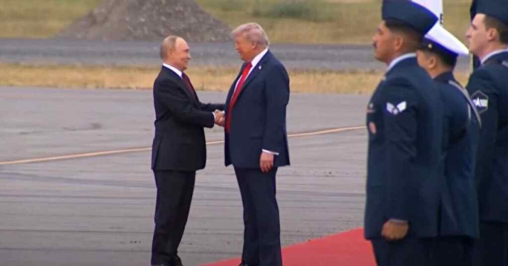 ЗМІ: На Алясці попередньо домовилися про припинення вогню у небі