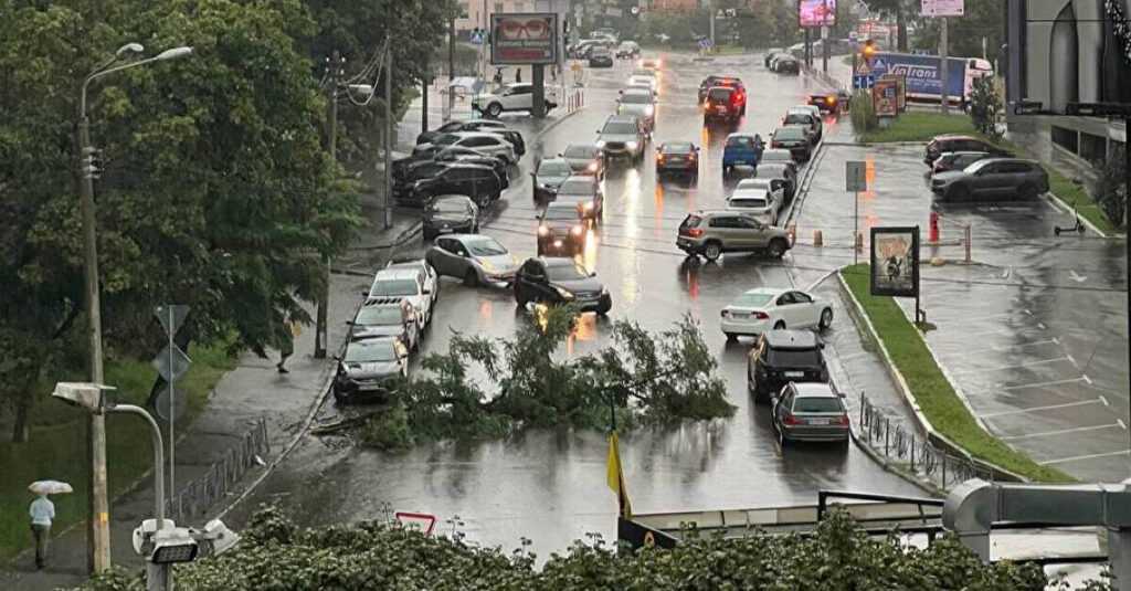 У Києві вирує негода: сильна злива та пориви вітру