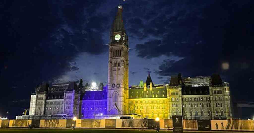 Парламент Канади підсвітили кольорами прапора України Парламент Канади підсвітили кольорами прапора України