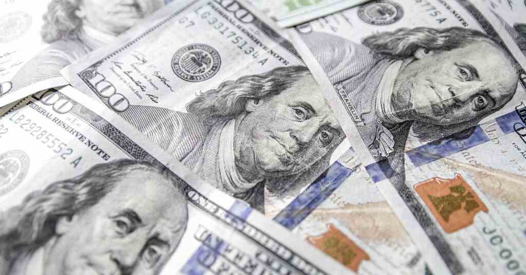 Долар подешевшав після чергової спроби тиску Трампа на ФРС