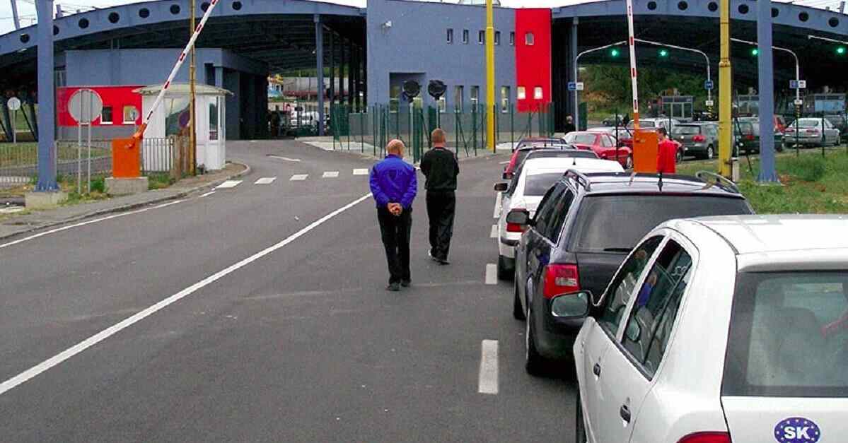 Кабмін дозволив виїзд за кордон чоловікам до 22 років: що змінюється Кабмін дозволив виїзд за кордон чоловікам до 22 років: що змінюється