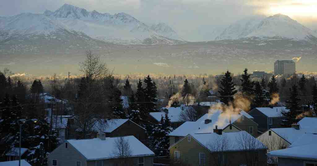 Зустріч Трампа та Путіна: над найбільшим містом Аляски “закриють небо”