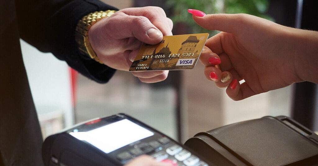 Безготівкова оплата в магазинах та інтернеті: НБУ назвав середній чек