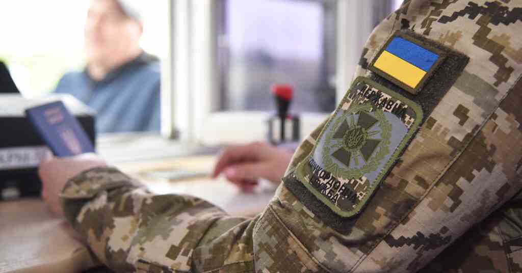 На Одещині прикордонник організував переправлення чоловіків під виглядом “футбольних турів”