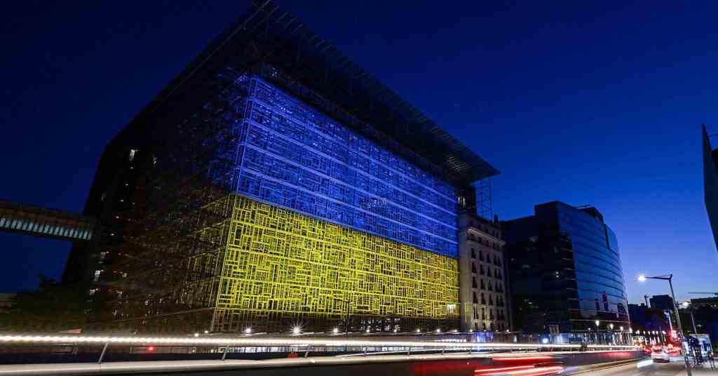 Будівлю Євроради підсвітили кольорами украънського прапора Будівлю Євроради підсвітили кольорами украънського прапора