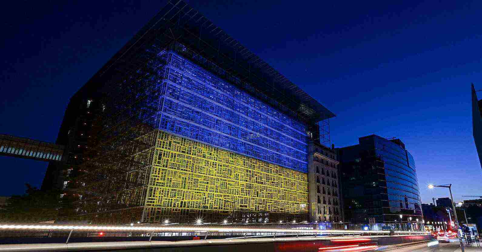 Будівлю Євроради підсвітили кольорами украънського прапора