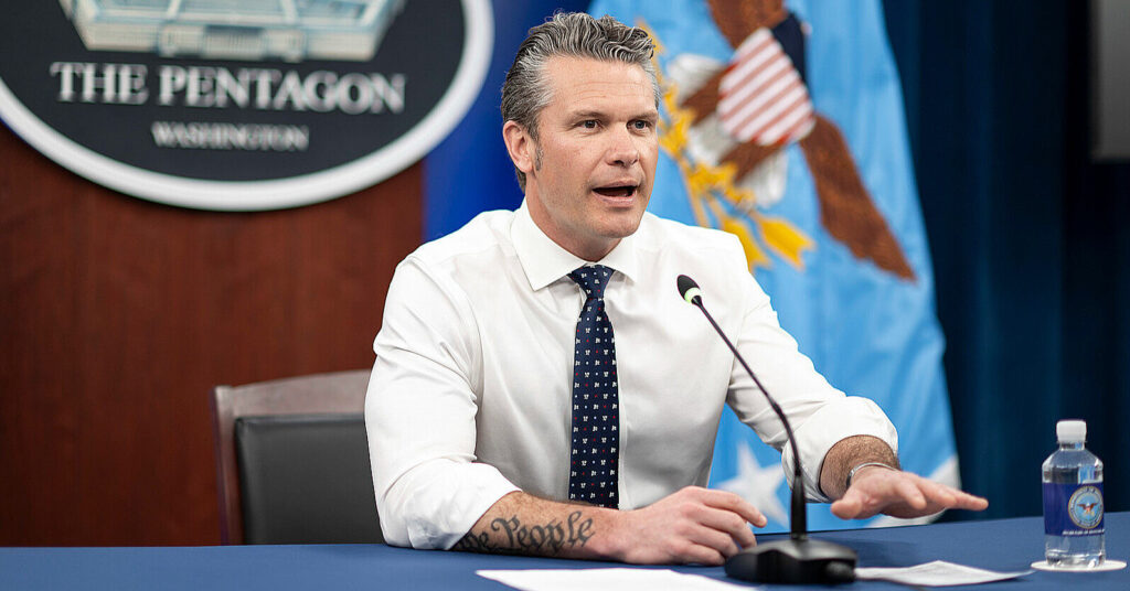 Чому Геґсет збирає топвійськових США: медіа назвали причину Чому Геґсет збирає топвійськових США: медіа назвали причину