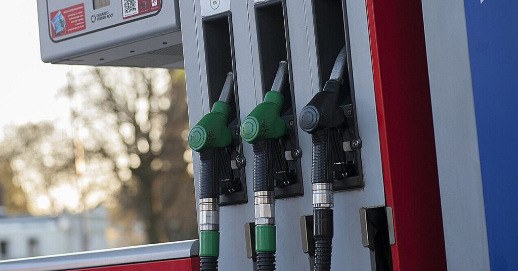 У Криму рекордна паливна криза та черги на заправках У Криму рекордна паливна криза та черги на заправках