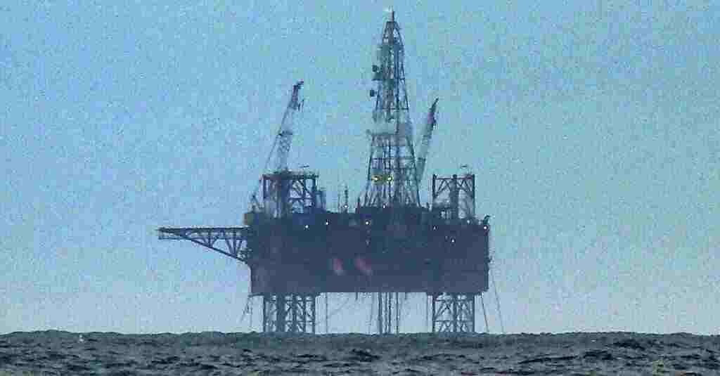 Два російські винищувачі пролетіли над буровою платформою в Балтійському морі Два російські винищувачі пролетіли над буровою платформою в Балтійському морі