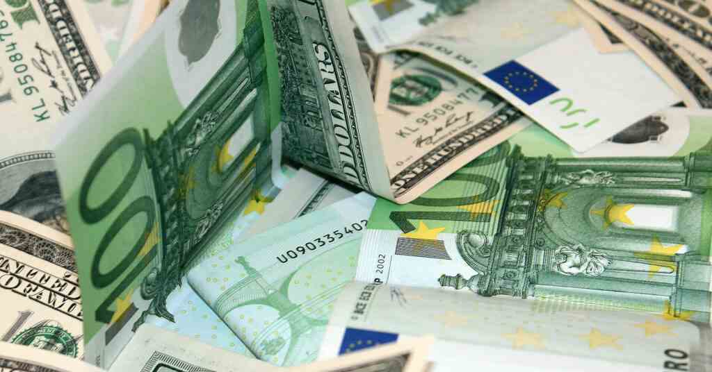 Польські митники затримали українку з купою готівки у багажі Польські митники затримали українку з купою готівки у багажі