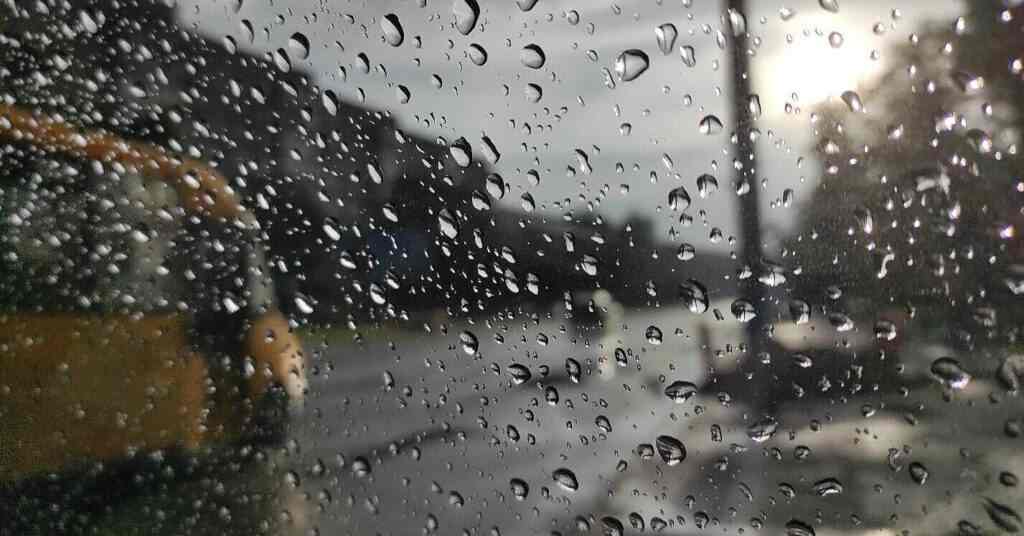 Київ затопило після сильного зливу: місцями рівень води критично високий